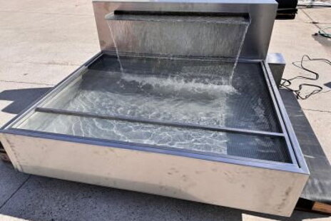 Instalace fontány z nerezové oceli v Senior Centru