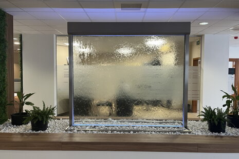 Elegance v pohybu – nerezová vodní stěna